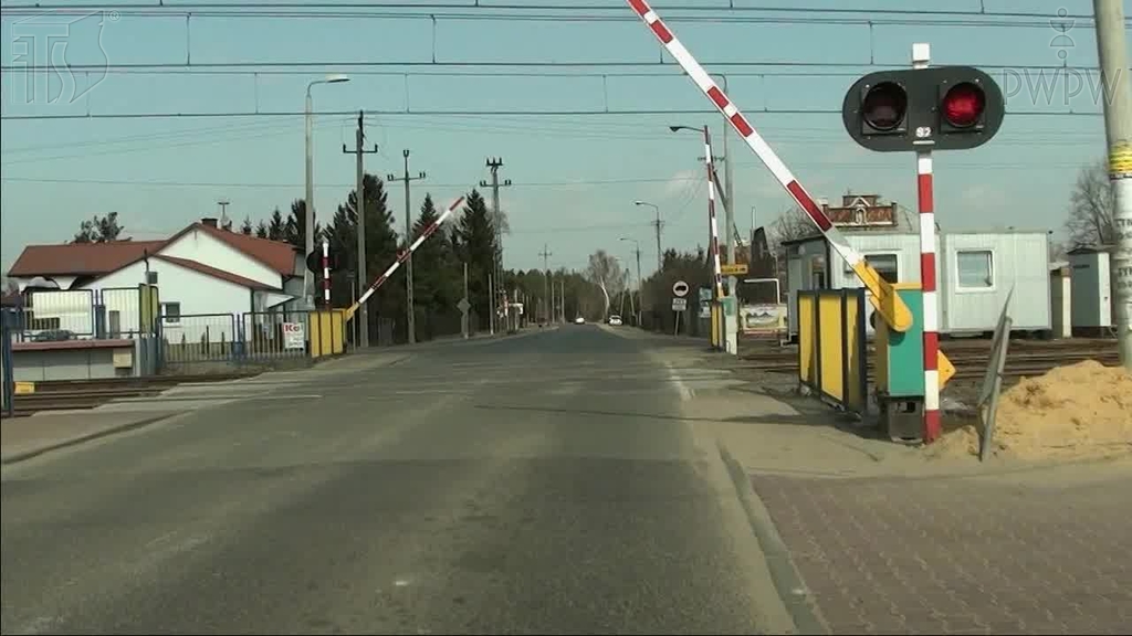 Sytuacja drogowa — pytanie 6078: Czy w tej sytuacji wolno Ci wjechać na przejazd kolejowy?