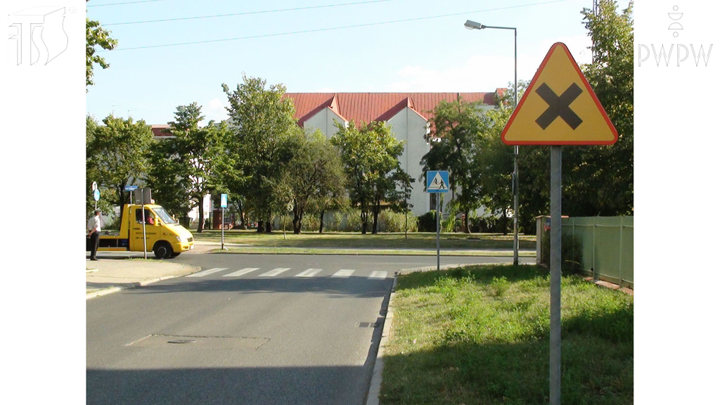 Sytuacja drogowa — pytanie 6097: Czy skręcając w lewo na tym skrzyżowaniu masz pierwszeństwo przed pojazdem nadjeżdżającym z lewej strony?