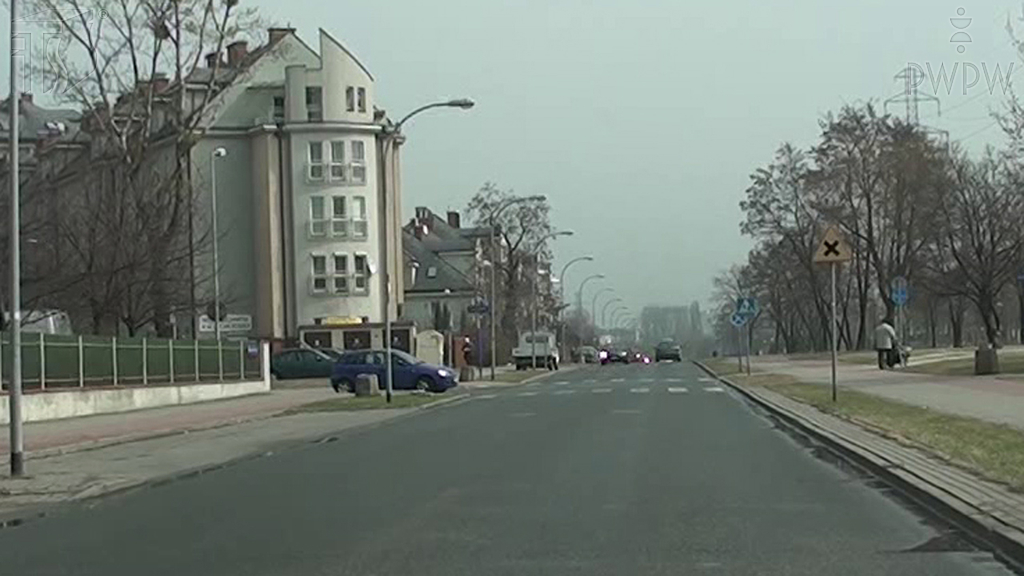 Sytuacja drogowa — pytanie 6104: Czy jadąc na wprost na tym skrzyżowaniu, masz obowiązek ustąpić pierwszeństwa pojazdowi nadjeżdżającemu z lewej strony?