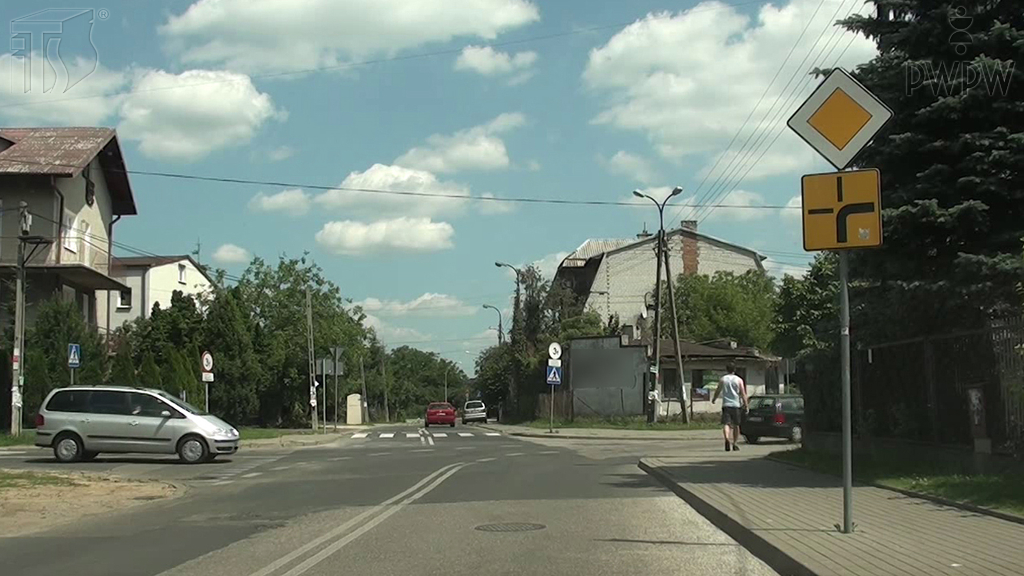 Sytuacja drogowa — pytanie 6109: Czy jadąc na wprost na tym skrzyżowaniu masz pierwszeństwo przed pojazdem nadjeżdżającym z lewej strony?