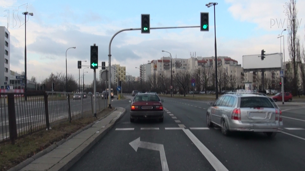 Sytuacja drogowa — pytanie 6134: Czy w tej sytuacji wolno Ci zawrócić z zajmowanego pasa ruchu?