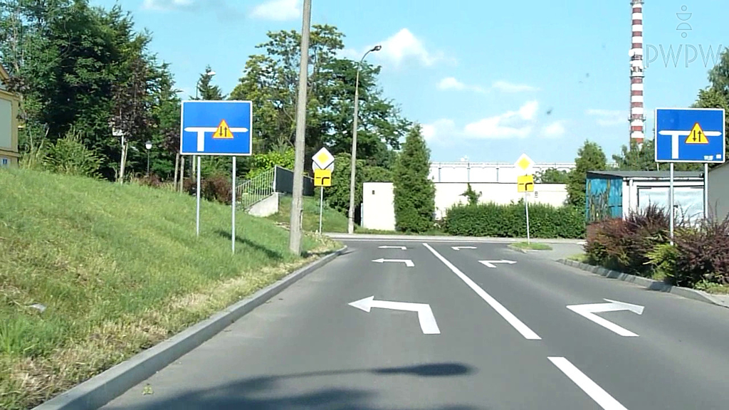 Sytuacja drogowa — pytanie 6177: Czy w tej sytuacji masz prawo zmienić pas ruchu bezpośrednio przed skrzyżowaniem?