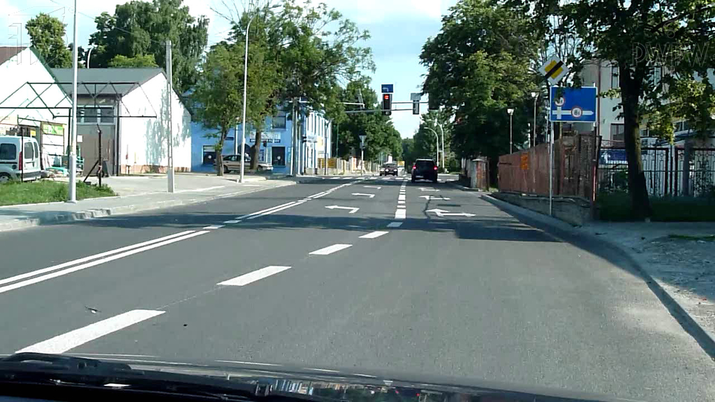 Sytuacja drogowa — pytanie 6178: Czy w tym miejscu masz prawo zmienić zajmowany pas ruchu na pas lewy?