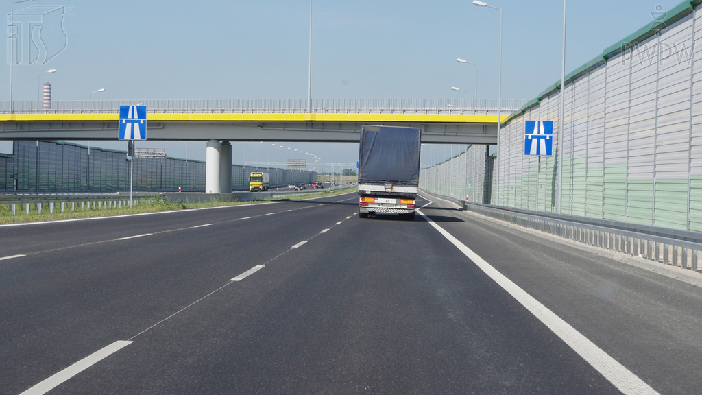 Sytuacja drogowa — pytanie 6203: Czy masz prawo cofać pojazdem na autostradzie po włączeniu świateł awaryjnych pojazdu?