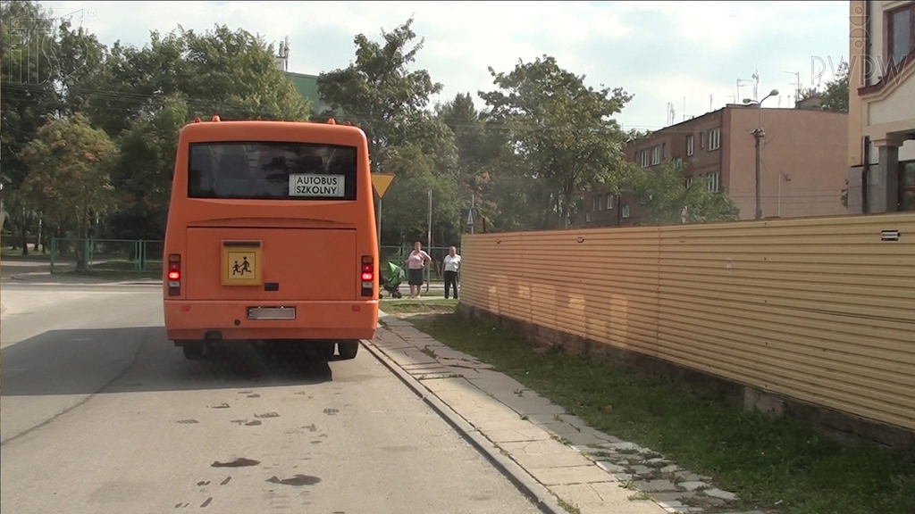 Sytuacja drogowa — pytanie 6242: Czy zawsze masz obowiązek zachowywać szczególną ostrożność, gdy przejeżdżasz obok autobusu szkolnego?