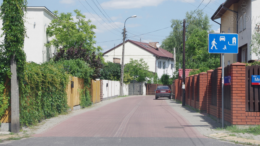 Sytuacja drogowa — pytanie 6247: Czy na drodze za tym znakiem masz obowiązek ustąpić pierwszeństwa pieszemu idącemu środkiem jezdni?