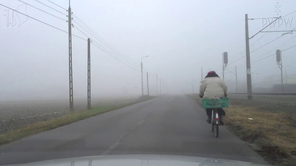 Sytuacja drogowa — pytanie 7231: Czy podczas wyprzedzania rowerzysty, w warunkach zmniejszonej przejrzystości powietrza, poza obszarem zabudowanym, powinieneś używać krótkotrwałych sygnałów dźwiękowych?