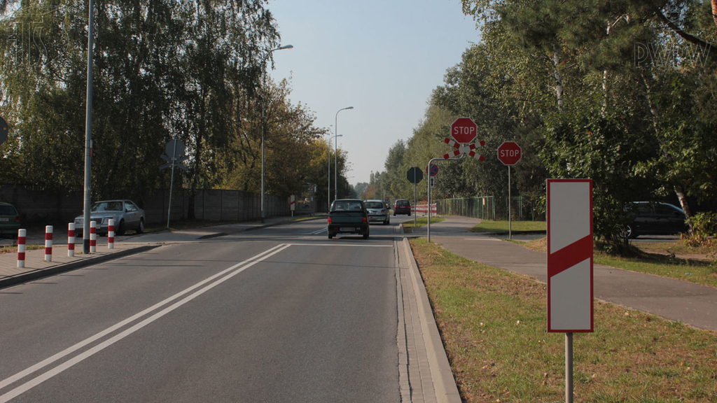 Sytuacja drogowa — pytanie 6281: Czy postój pojazdu bezpośrednio za widocznym słupkiem wskaźnikowym jest zabroniony?