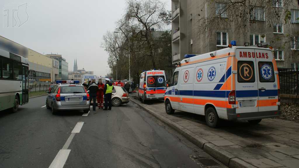Sytuacja drogowa — pytanie 6295: Czy jako uczestnik wypadku drogowego, w którym są ranni, masz obowiązek pozostawić pojazd w miejscu zdarzenia?