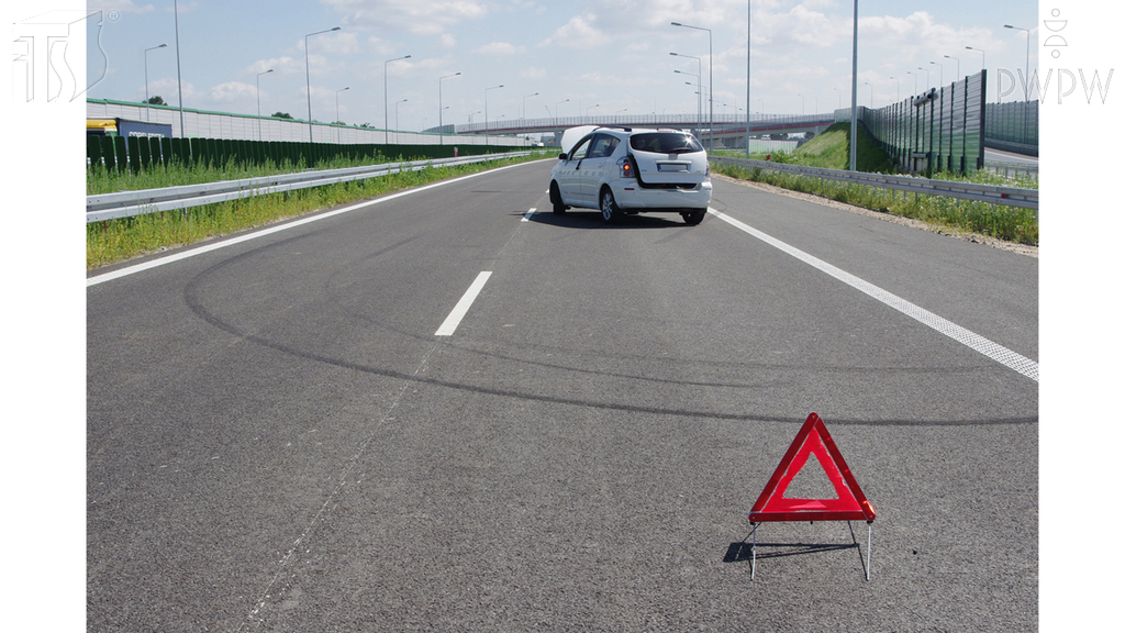 Sytuacja drogowa — pytanie 6302: Czy na autostradzie masz obowiązek włączyć światła awaryjne unieruchomionego z powodu wypadku pojazdu, którym kierujesz?