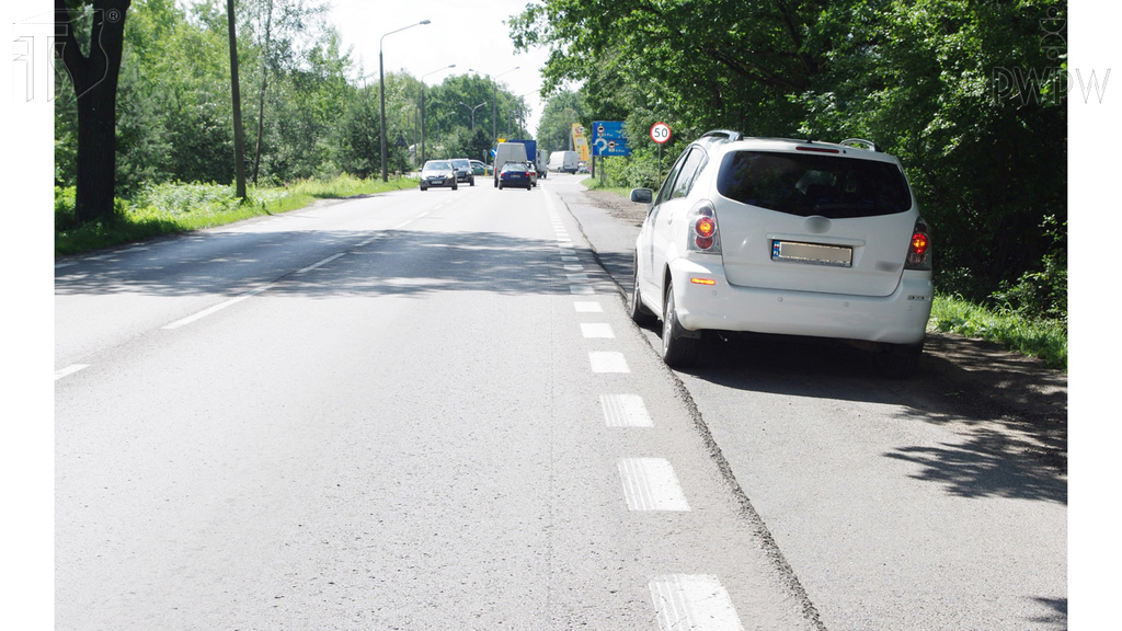Sytuacja drogowa — pytanie 6303: Czy w tej sytuacji, podczas postoju na drodze poza obszarem zabudowanym uszkodzonego pojazdu, masz obowiązek umieścić za nim ostrzegawczy trójkąt odblaskowy w odległości 150 m?