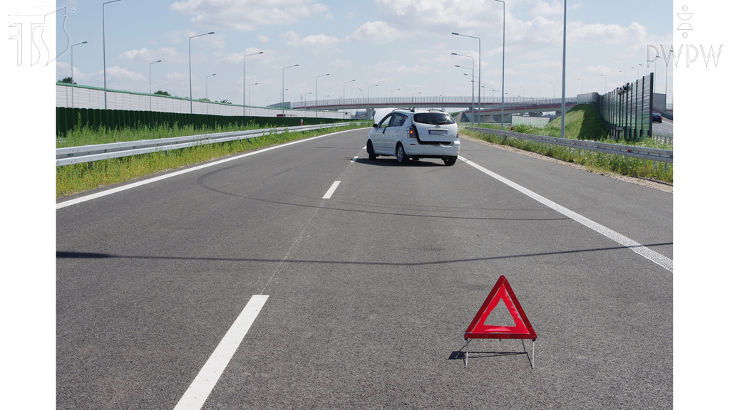 Sytuacja drogowa — pytanie 6312: Czy w przypadku unieruchomienia na autostradzie kierowanego przez siebie pojazdu, masz obowiązek to sygnalizować, umieszczając 100 m za nim ostrzegawczy trójkąt odblaskowy?