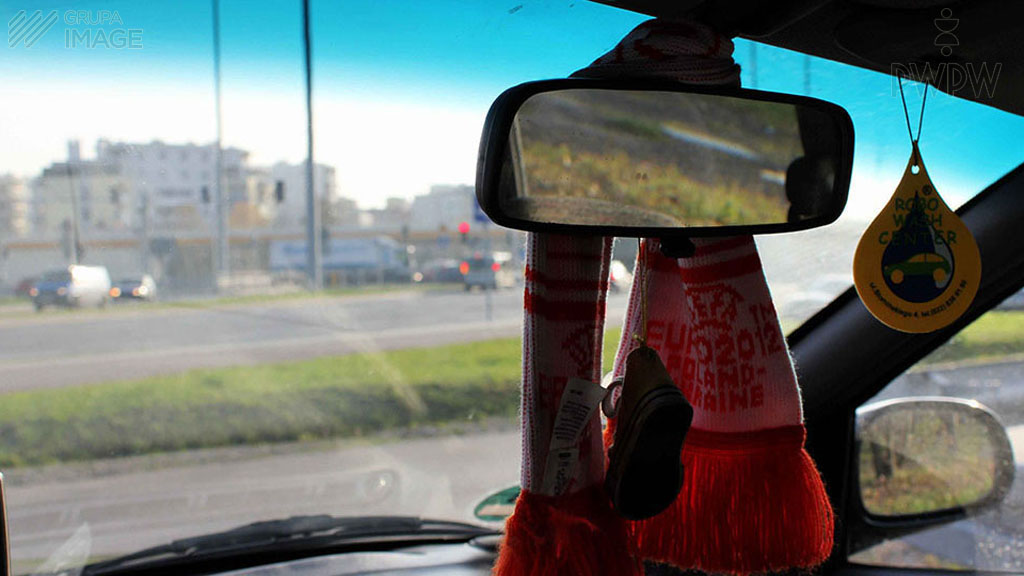 Sytuacja drogowa — pytanie 11508: Czy rozmieszczone w taki sposób ozdoby, ograniczają widoczność drogi i rozpraszają uwagę kierującego?