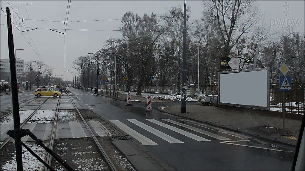 Sytuacja drogowa — pytanie 3496: Czy w tej sytuacji masz obowiązek umożliwić kierowcy opuszczenie skrzyżowania?