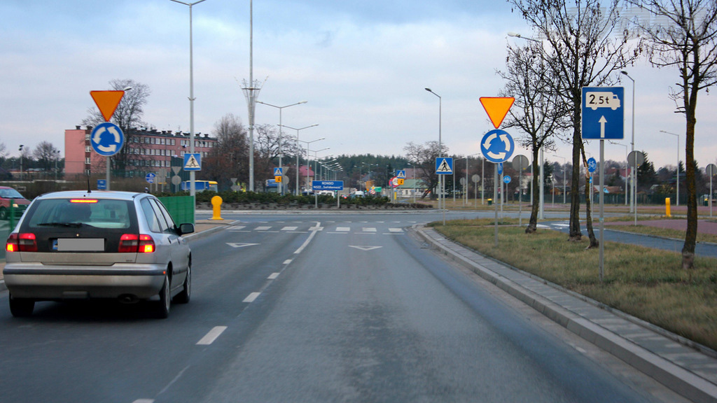 Sytuacja drogowa — pytanie 8587: Czy wjeżdżając na widoczne skrzyżowanie o ruchu okrężnym masz pierwszeństwo względem uczestników ruchu znajdujących się już na tym skrzyżowaniu?