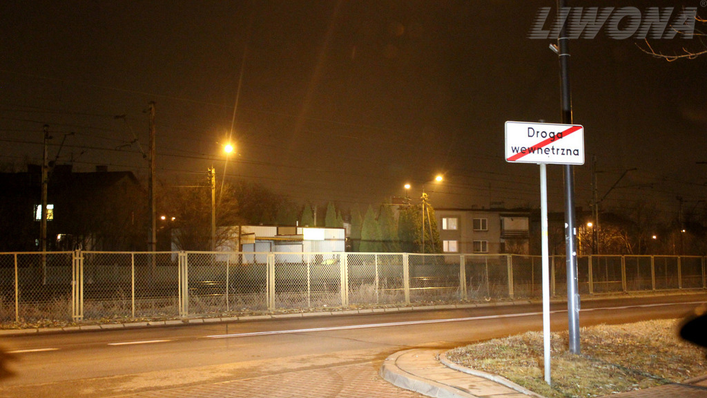 Sytuacja drogowa — pytanie 8555: Czy w tej sytuacji wjeżdżając na jezdnię drogi publicznej masz obowiązek zastosować zasady związane z włączaniem się do ruchu?