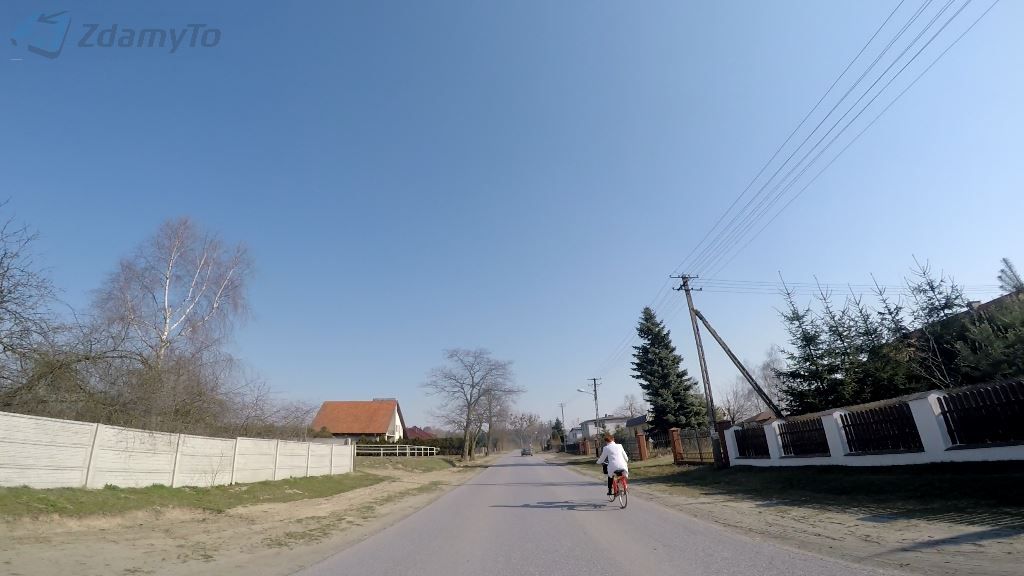 Sytuacja drogowa — pytanie 8979: Jaki odstęp musisz zachować wyprzedzając rower lub motorower?