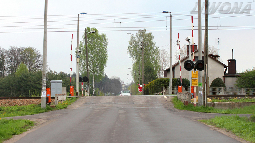 Sytuacja drogowa — pytanie 8328: Czy w tej sytuacji masz prawo wjechać na przejazd kolejowy dopiero po upewnieniu, że nie zbliża się pojazd szynowy?