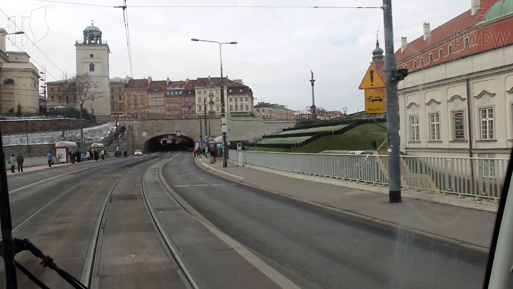Sytuacja drogowa — pytanie 4014: Czy ten znak ostrzegawczy dotyczy kierującego tramwajem?