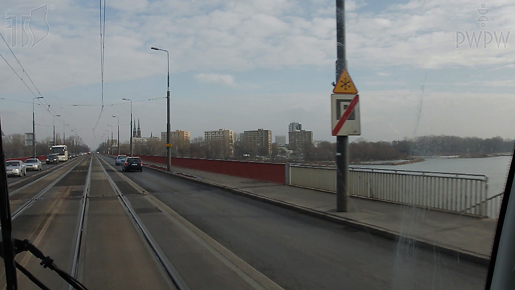 Sytuacja drogowa — pytanie 3917: Czy znak ostrzegawczy "oszronienie jezdni" zobowiązuje motorniczego do zachowania szczególnej ostrożności?