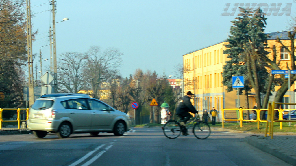 Sytuacja drogowa — pytanie 8284: Czy w tej sytuacji masz obowiązek użyć sygnału dźwiękowego, aby skłonić rowerzystę do szybszej jazdy?
