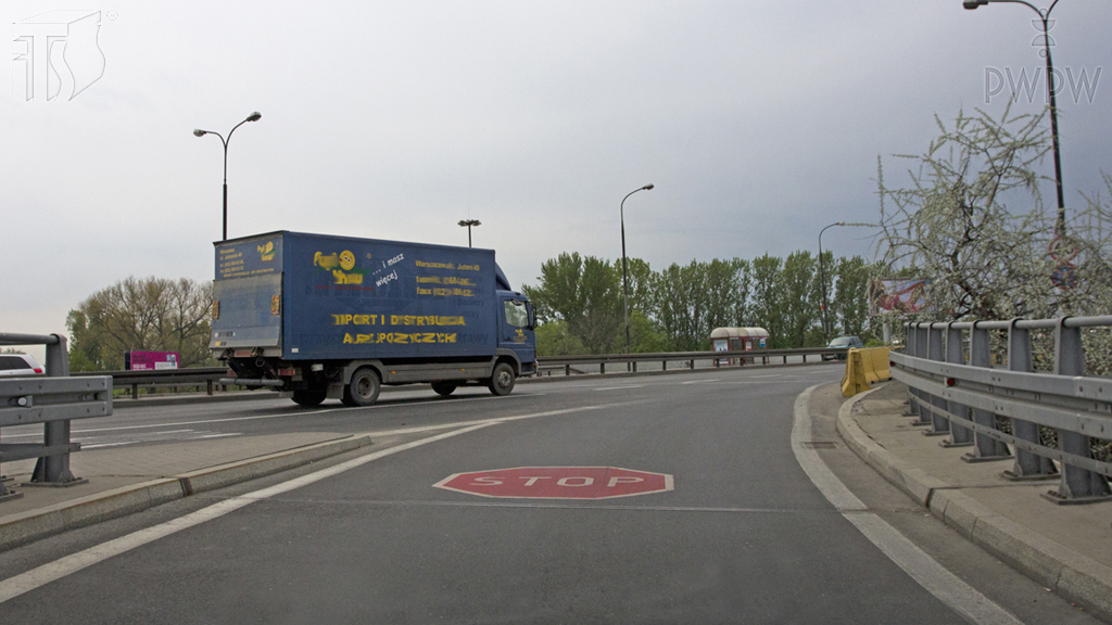 Sytuacja drogowa — pytanie 4228: Czy widoczny na jezdni znak "stop" uprzedza o zbliżaniu się do drogi z pierwszeństwem przejazdu?