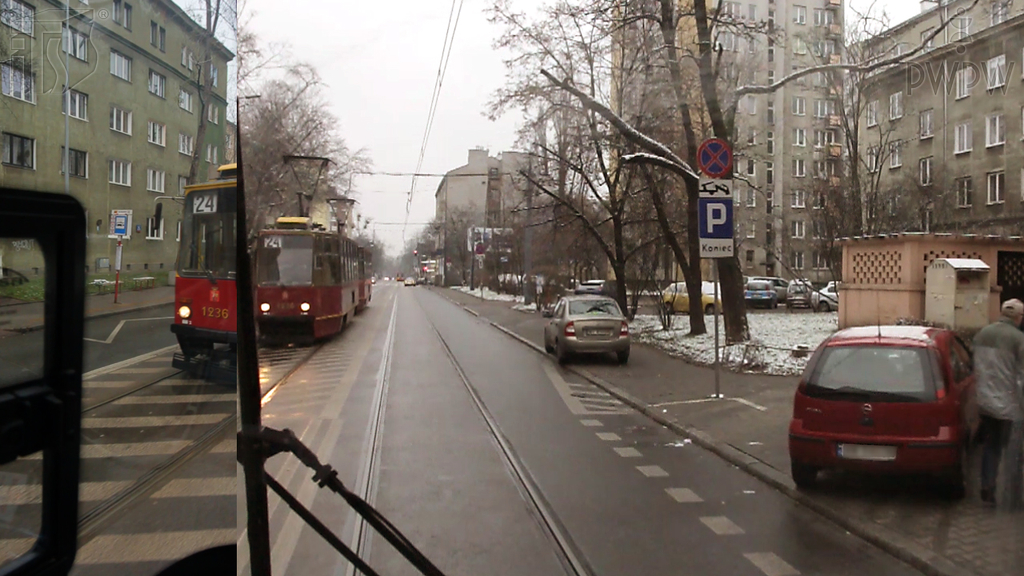 Sytuacja drogowa — pytanie 3098: Czy przejeżdżając obok tramwaju stojącego na przystanku nieznajdującym się przy chodniku masz obowiązek zachować szczególną ostrożność?