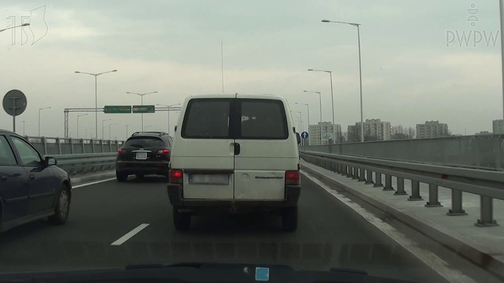 Sytuacja drogowa — pytanie 6351: Od czego, w szczególności, zależy bezpieczny odstęp, który powinieneś zachować w tej sytuacji?
