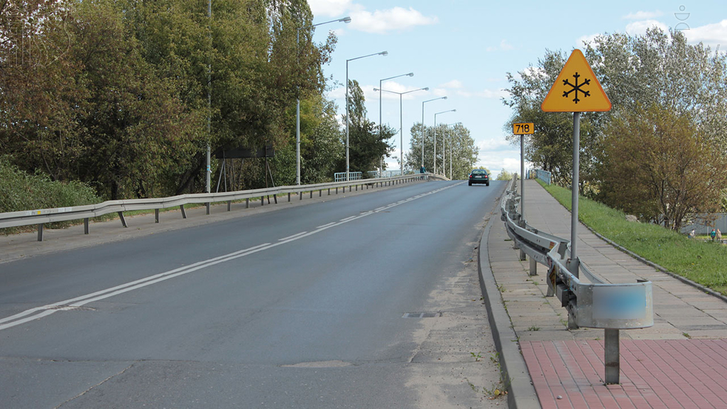 Sytuacja drogowa — pytanie 6353: Czego możesz spodziewać się wjeżdżając na most oznaczony tym znakiem?