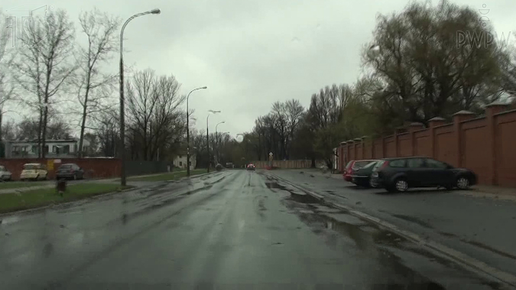 Sytuacja drogowa — pytanie 6357: Jak powinieneś się zachować wjeżdżając na odcinek drogi pokryty kałużami?