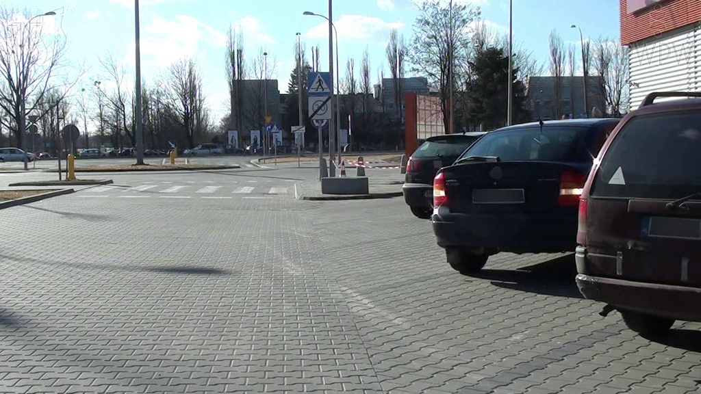 Sytuacja drogowa — pytanie 6365: Na co należy zwracać uwagę podczas cofania pojazdem?