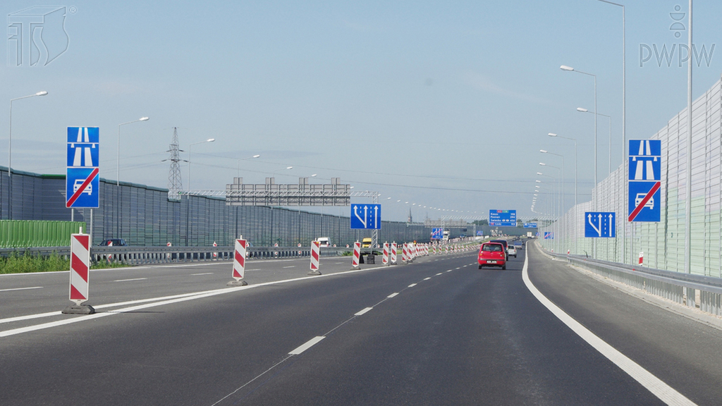 Sytuacja drogowa — pytanie 6366: W jaki sposób należy obserwować otoczenie podczas jazdy po autostradzie?