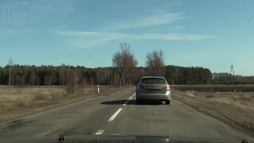 Sytuacja drogowa — pytanie 6369: Jak powinieneś się zachować przed rozpoczęciem wyprzedzania przy dobrej przejrzystości powietrza, aby zapewnić sobie optymalną widoczność drogi?