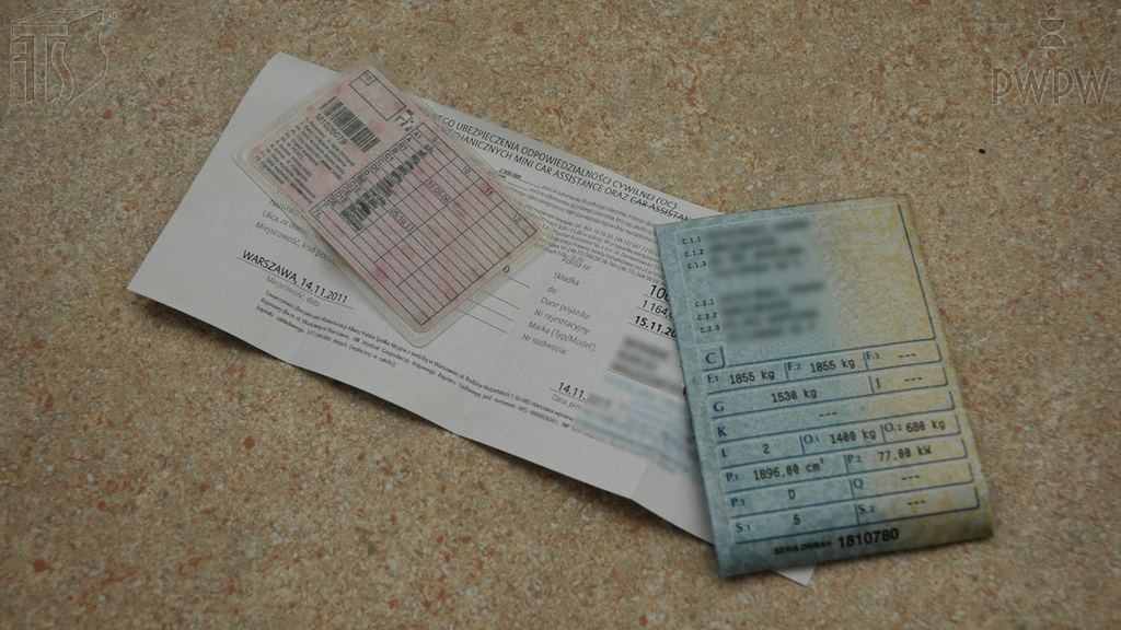 Sytuacja drogowa — pytanie 6387: Który z wymienionych dokumentów określa dopuszczalną liczbę osób przewożonych pojazdem samochodowym?