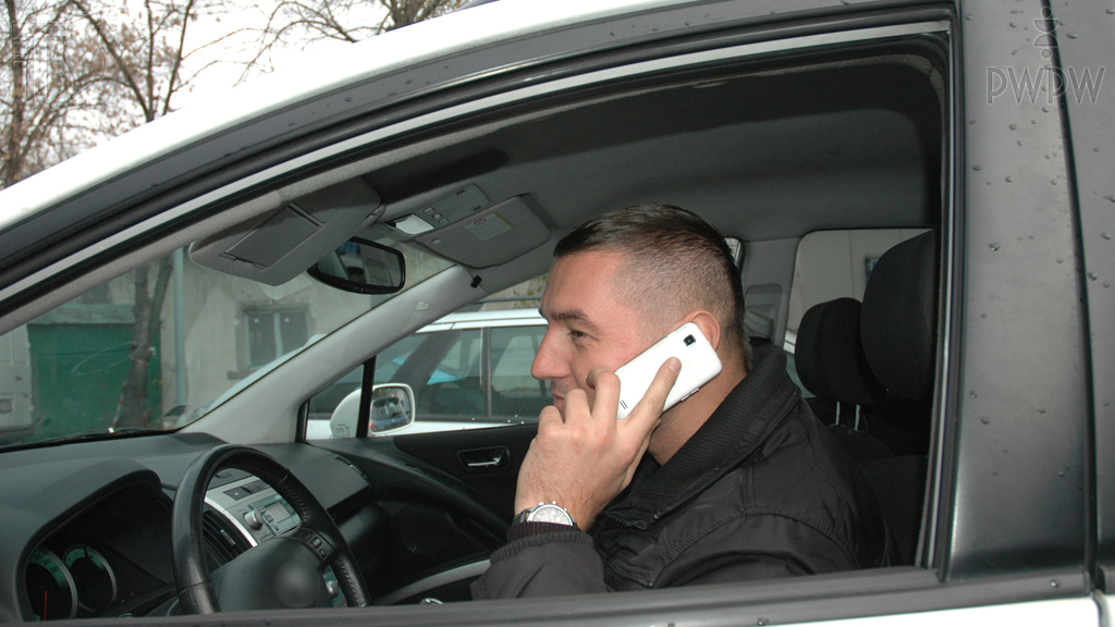 Sytuacja drogowa — pytanie 6390: Czy naruszasz przepisy ruchu drogowego, jeżeli kierując pojazdem rozmawiasz przez telefon trzymając go w ręku?