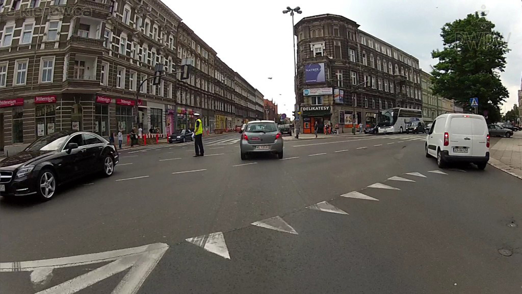 Sytuacja drogowa — pytanie 7443: Czy polecenia i sygnały dawane przez osoby kierujące ruchem mają pierwszeństwo przed znakami drogowymi?