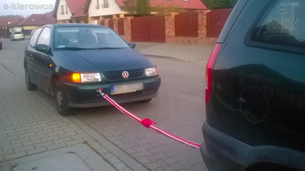 Sytuacja drogowa — pytanie 11506: Czy wolno Ci holować pojazd, którym kieruje osoba w stanie po użyciu alkoholu?