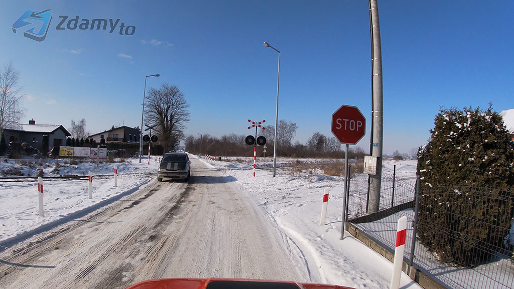 Sytuacja drogowa — pytanie 13426: Czy w tej sytuacji, zbliżając się do przejazdu kolejowego, masz obowiązek zatrzymać pojazd przed znakiem STOP?