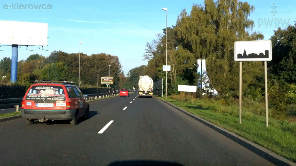 Sytuacja drogowa — pytanie 7455: Z jaką maksymalną dopuszczalną prędkością wolno Ci jechać po drodze za tym znakiem, jeśli holujesz inny samochód osobowy?