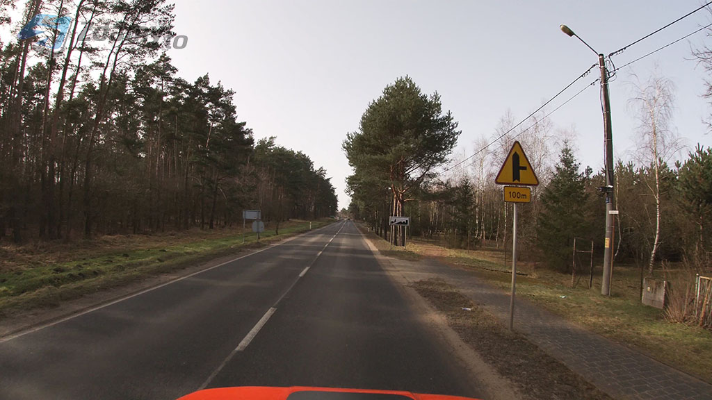 Sytuacja drogowa — pytanie 13277: Czy ten znak ostrzega o skrzyżowaniu z drogą podporządkowaną, występującą po prawej stronie?