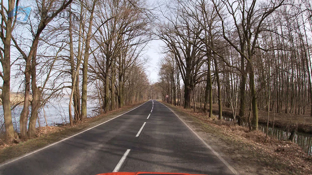 Sytuacja drogowa — pytanie 13294: Czy w tym miejscu wolno Ci się zatrzymać przy lewej krawędzi jezdni?