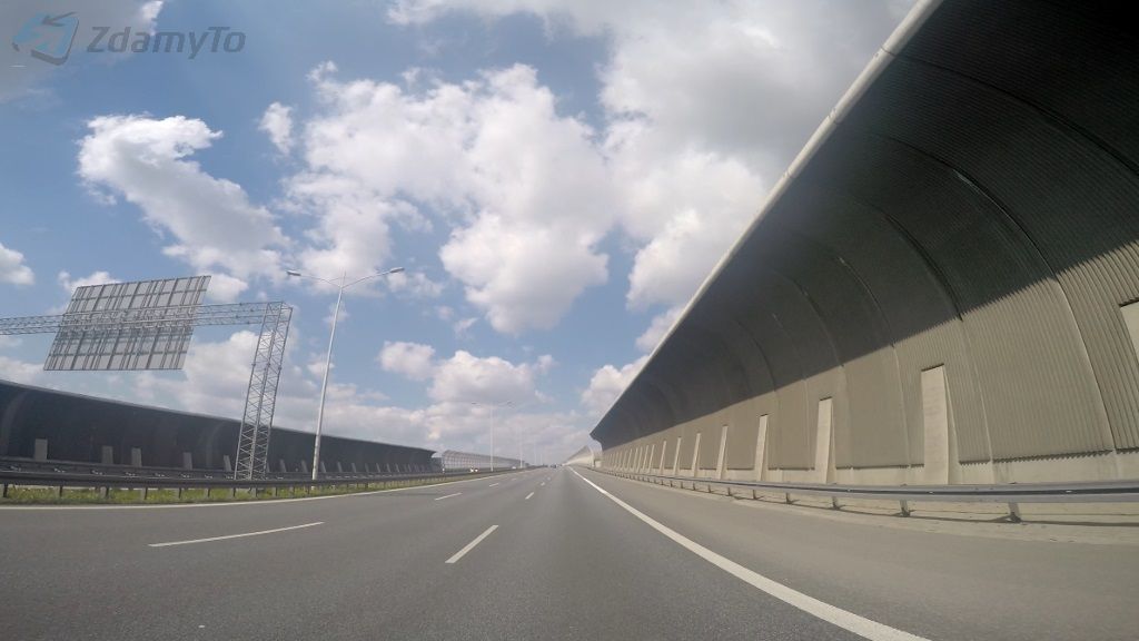Sytuacja drogowa — pytanie 8891: Kierujesz pojazdem osobowym z przyczepą, jadąc autostradą. Jakiej prędkości nie wolno Ci przekroczyć?
