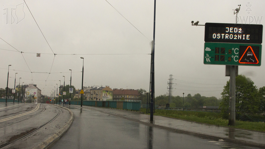 Sytuacja drogowa — pytanie 974: Czy umieszczony na tablicy znak ostrzega Cię o miejscu na drodze, w którym występuje lub może występować niebezpieczeństwo?