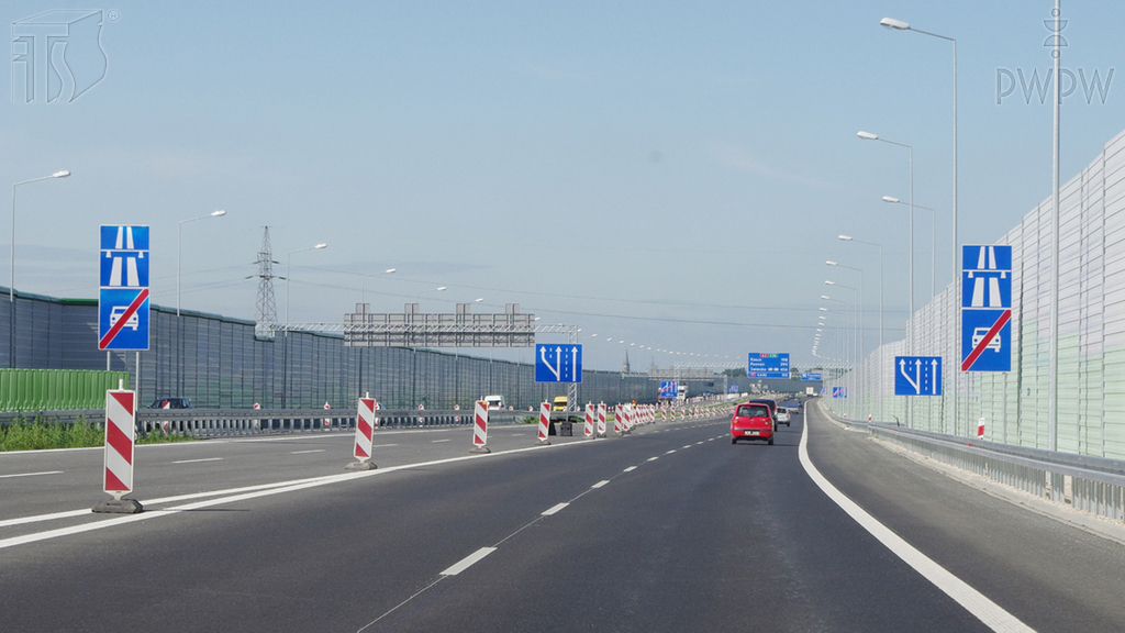 Sytuacja drogowa — pytanie 6471: Z jaką maksymalną dopuszczalną prędkością masz prawo jechać motocyklem po drodze za tymi znakami?