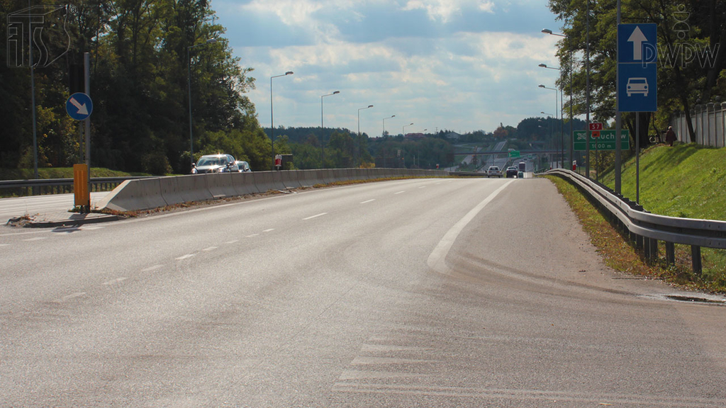 Sytuacja drogowa — pytanie 6473: Z jaką maksymalną dopuszczalną prędkością masz prawo kierować motocyklem po drodze za tymi znakami?
