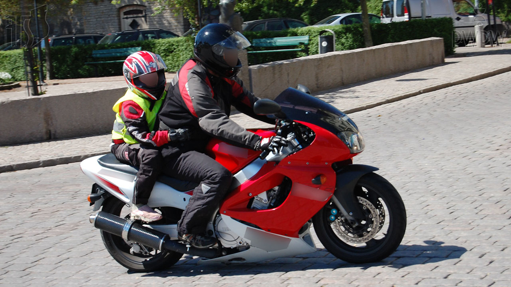 Sytuacja drogowa — pytanie 6474: Z jaką prędkością masz prawo przewozić motocyklem sześcioletnie dziecko?