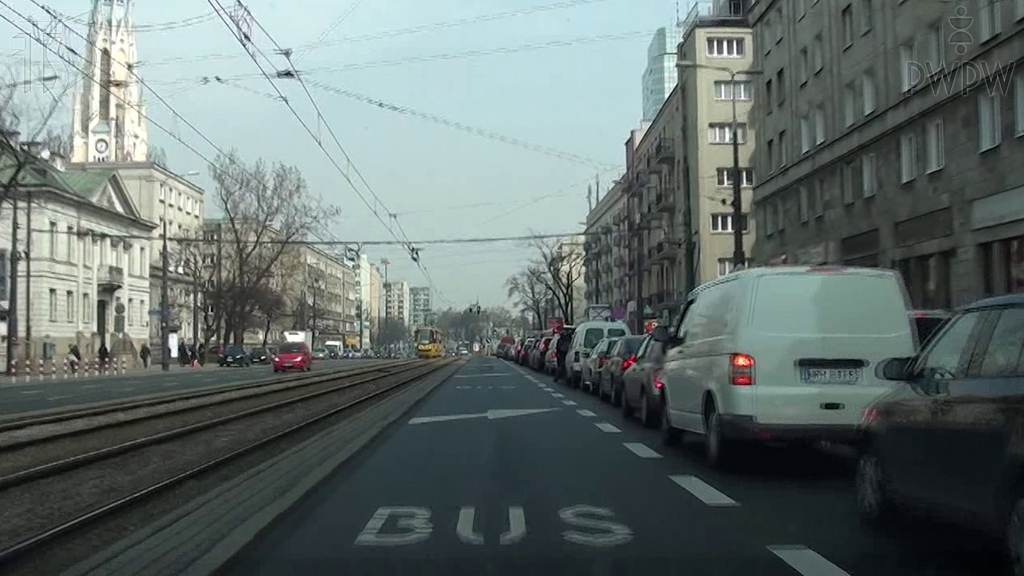 Sytuacja drogowa — pytanie 6478: Czy masz prawo jechać motocyklem po pasie ruchu dla autobusów?