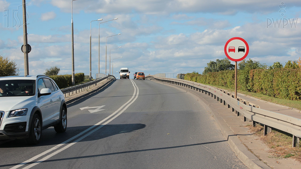 Sytuacja drogowa — pytanie 6480: Którego z wymienionych pojazdów nie możesz wyprzedzić kierując motocyklem na drodze za tym znakiem?