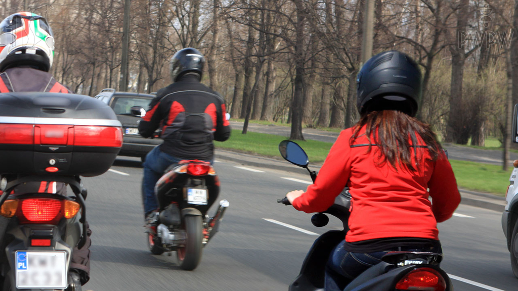 Sytuacja drogowa — pytanie 6493: Jaka maksymalna liczba motorowerów może jechać w zorganizowanej kolumnie?