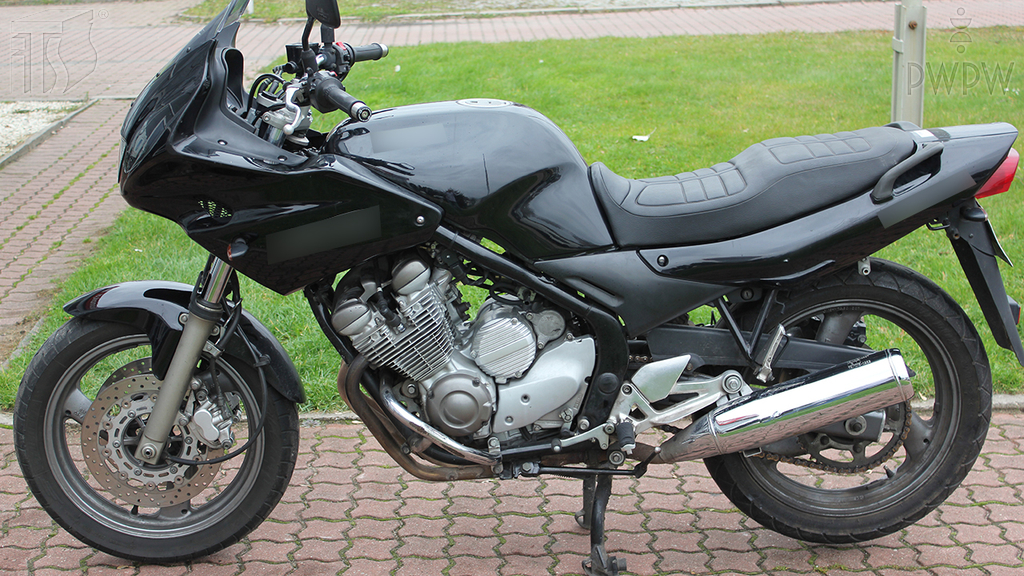 Sytuacja drogowa — pytanie 6501: Czy obowiązkowym wyposażeniem motocykla są światła awaryjne?